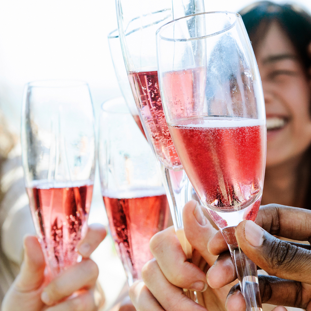 Пушистое шампанское. Розовое шампанское в бокале. Бокалы с шампанским. Бокал для шампанского розовый. Бокалы с розовым шампанским.