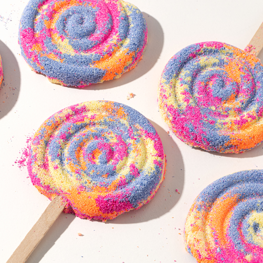 DIY Hidden Rainbow Bath Bomb + review liquid soap dye - The Makeup